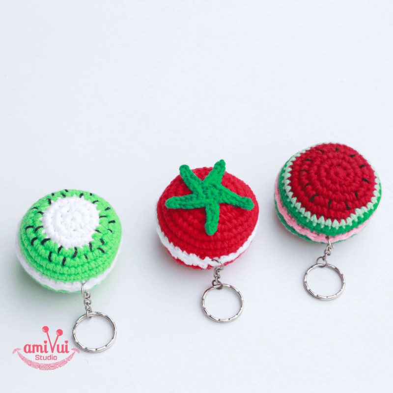 Amigurumi Tomato Keychain Crochet Pattern for Beginners (pattern by: @amivuistudio)