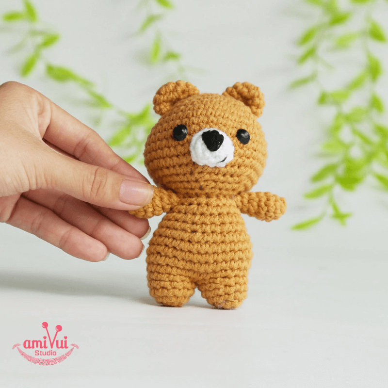 Small Bear amigurumi - Free crochet pattern by Amivui Studio