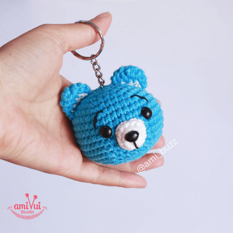 Bear keychain amigurumi – Free crochet pattern by Amibuzz