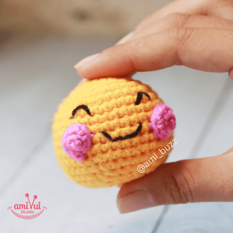 Emoji Icon amigurumi – Free crochet pattern by Amibuzz