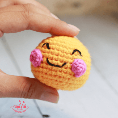 Tiny Emoji Icon amigurumi – Free crochet pattern