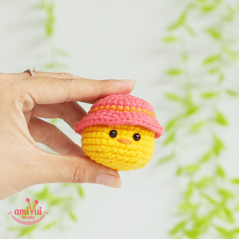 Chick with hat amigurumi – Free crochet pattern by Amivui Studio