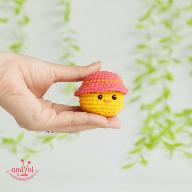 Chick with hat amigurumi – Free crochet pattern by Amivui Studio