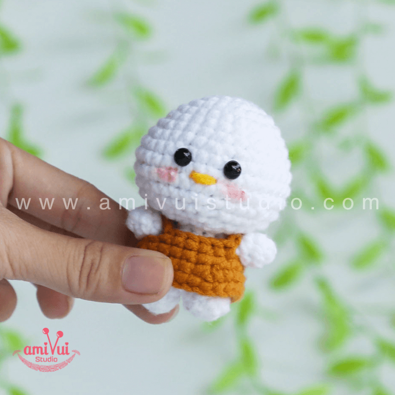 Tiny Chicken amigurumi – Free crochet pattern by AmivuiStudio
