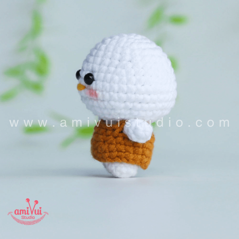 Tiny Chicken amigurumi – Free crochet pattern by AmivuiStudio