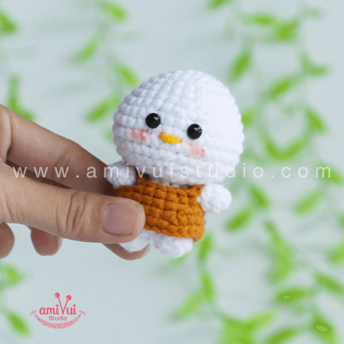 Crochet Chicken with dress amigurumi free pattern