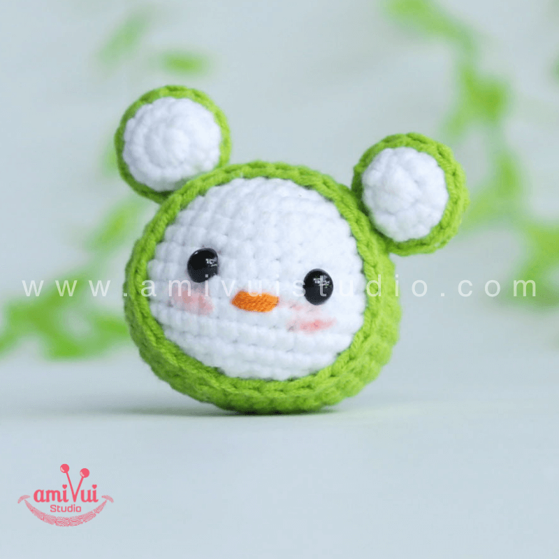 Tiny Frog amigurumi – Free crochet pattern by AmivuiStudio