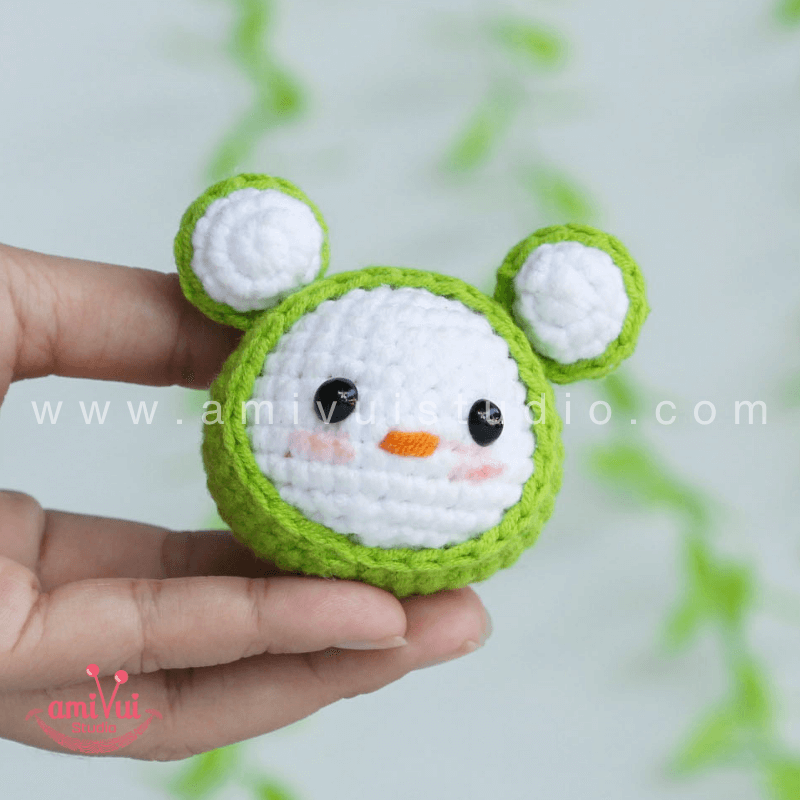 Tiny Frog amigurumi – Free crochet pattern by AmivuiStudio