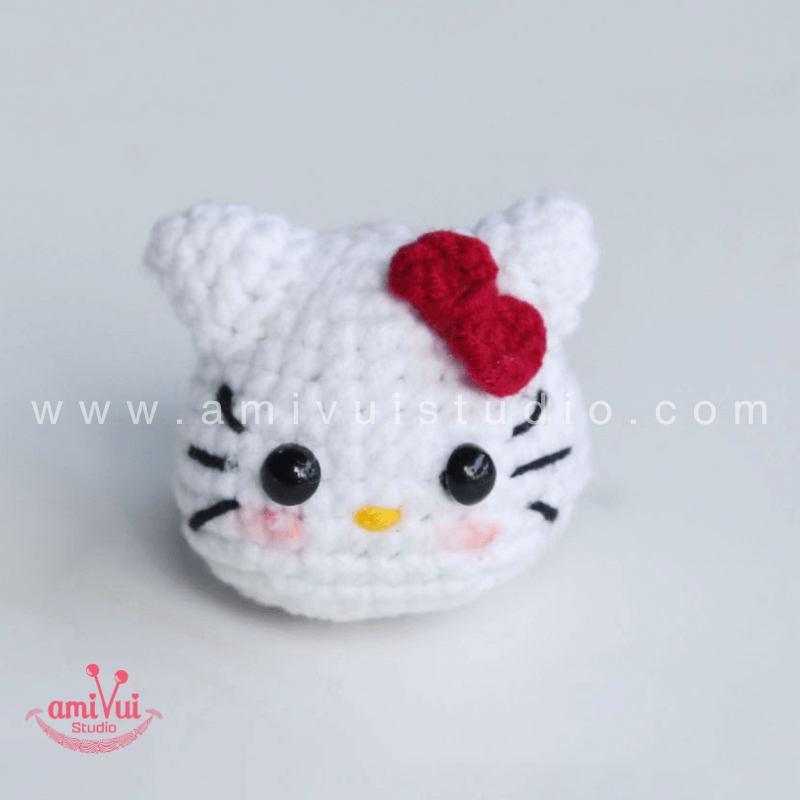 Tiny Hello Kitty amigurumi – Free crochet pattern by AmivuiStudio