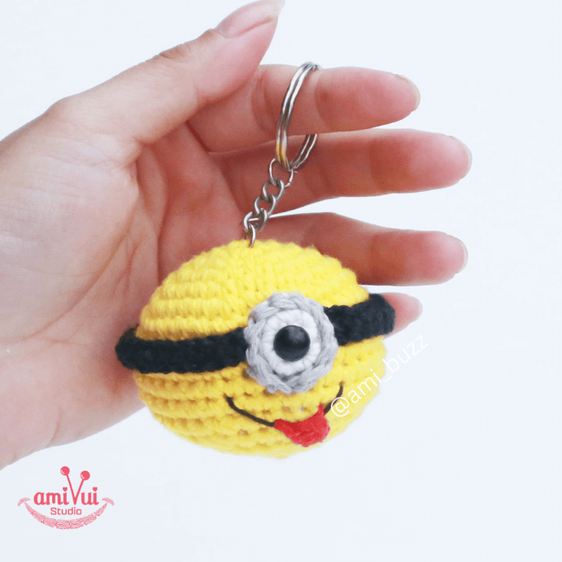 Minion keychain amigurumi – Free crochet pattern by Amibuzz