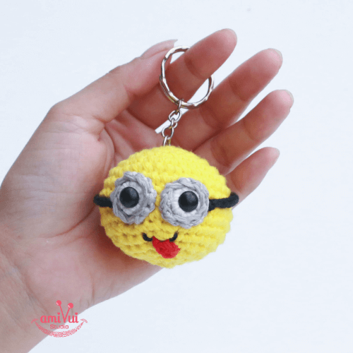 Mini Minion keychain – Free crochet pattern by Amibuzz