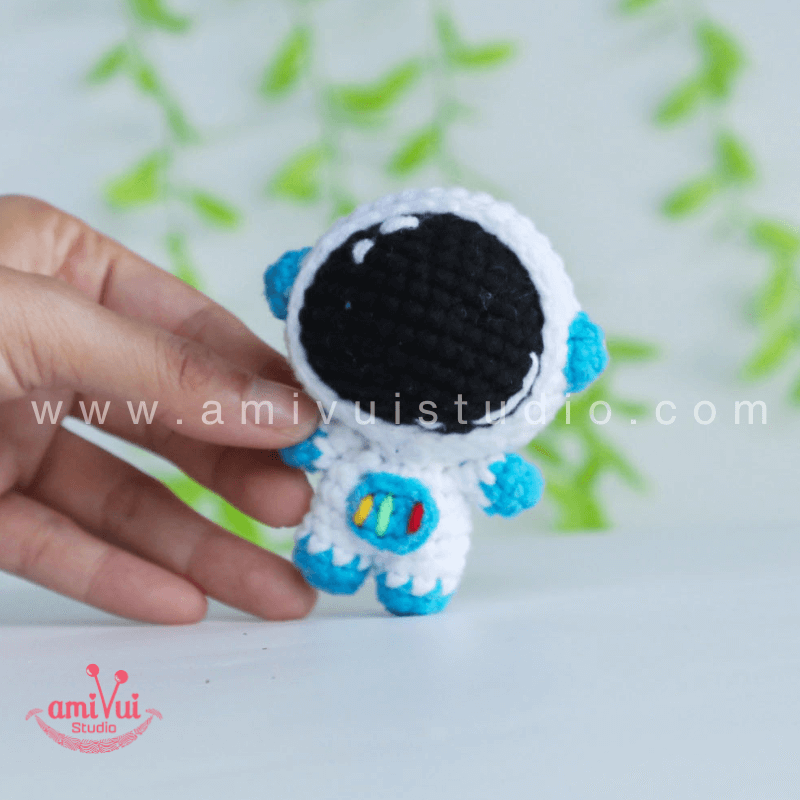 Crochet Astronaut - Free Amigurumi Pattern by AmivuiStudio