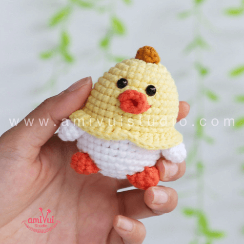 Amigurumi chicken keychain free crochet pattern