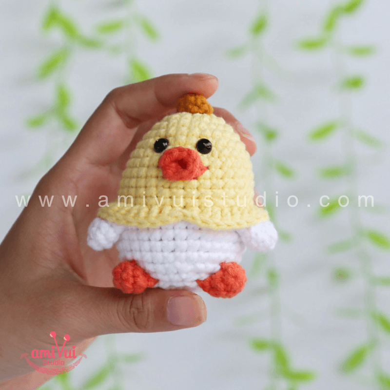 Crochet Chicken keychain - Free Amigurumi Pattern by AmivuiStudio
