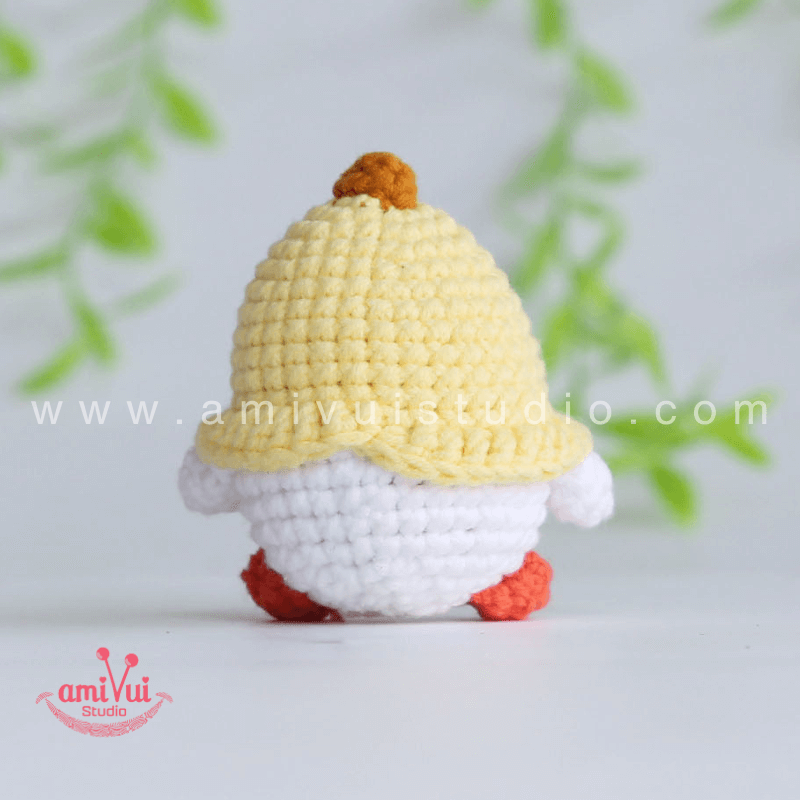 Crochet Chicken keychain - Free Amigurumi Pattern by AmivuiStudio