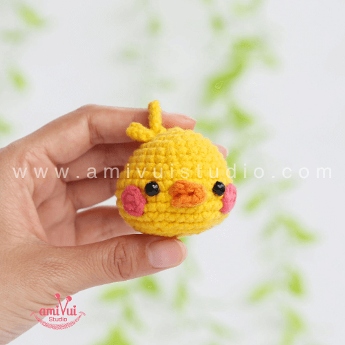 Free tiny amigurumi chicken crochet pattern