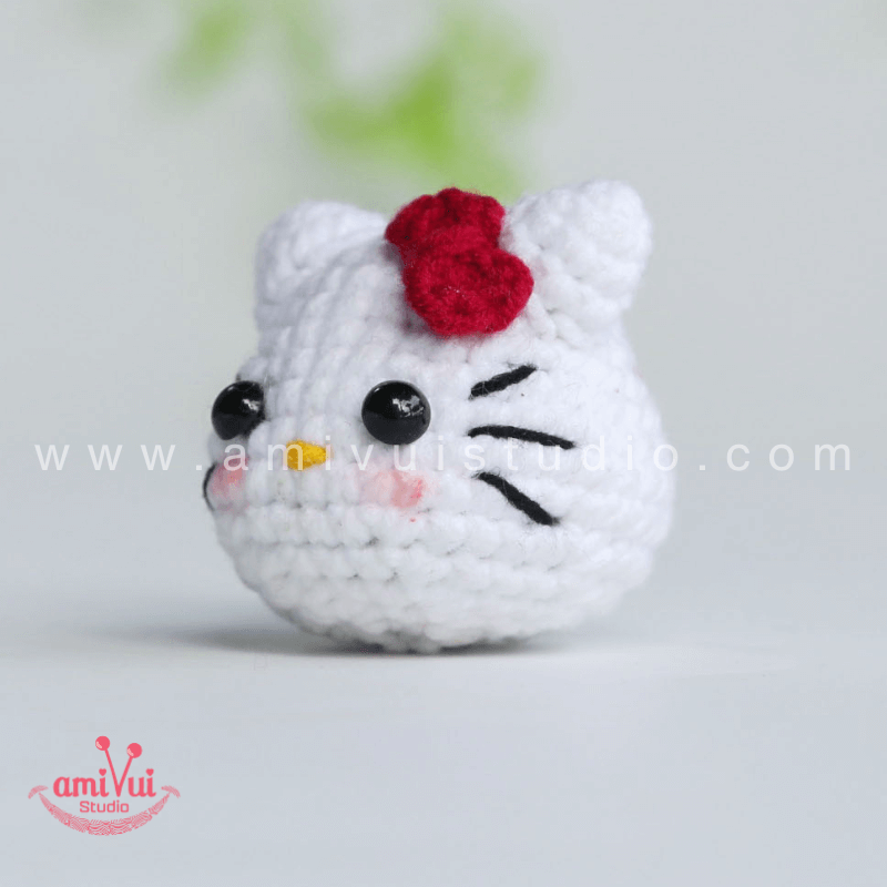 Hướng dẫn cách làm móc khoá mèo Hello Kitty  bằng len - Chart móc miễn phí Amivui Studio