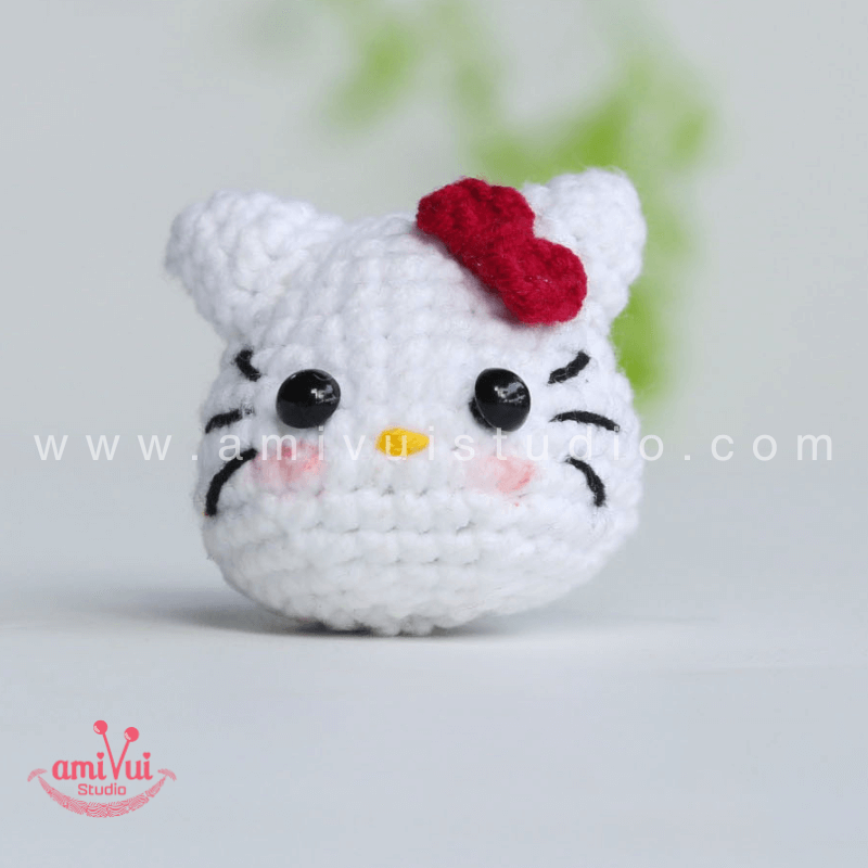 Hướng dẫn cách làm móc khoá mèo Hello Kitty  bằng len - Chart móc miễn phí Amivui Studio