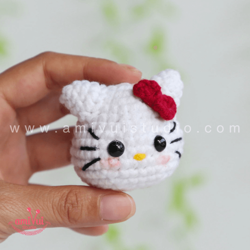 Hướng dẫn cách làm móc khoá mèo Hello Kitty  bằng len - Chart móc miễn phí Amivui Studio