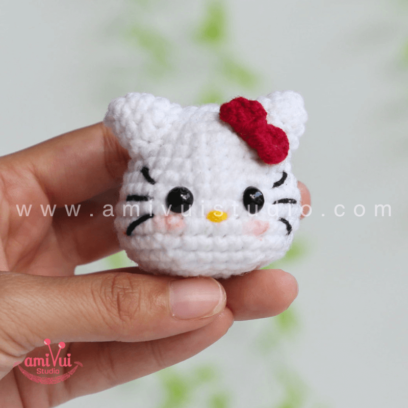 Hướng dẫn cách làm móc khoá mèo Hello Kitty  bằng len - Chart móc miễn phí Amivui Studio