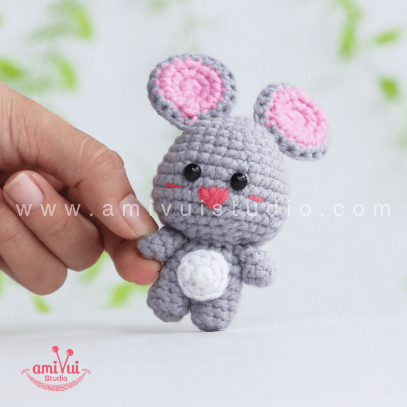 Crochet little mouse keychain - Free Amigurumi Pattern by AmivuiStudio