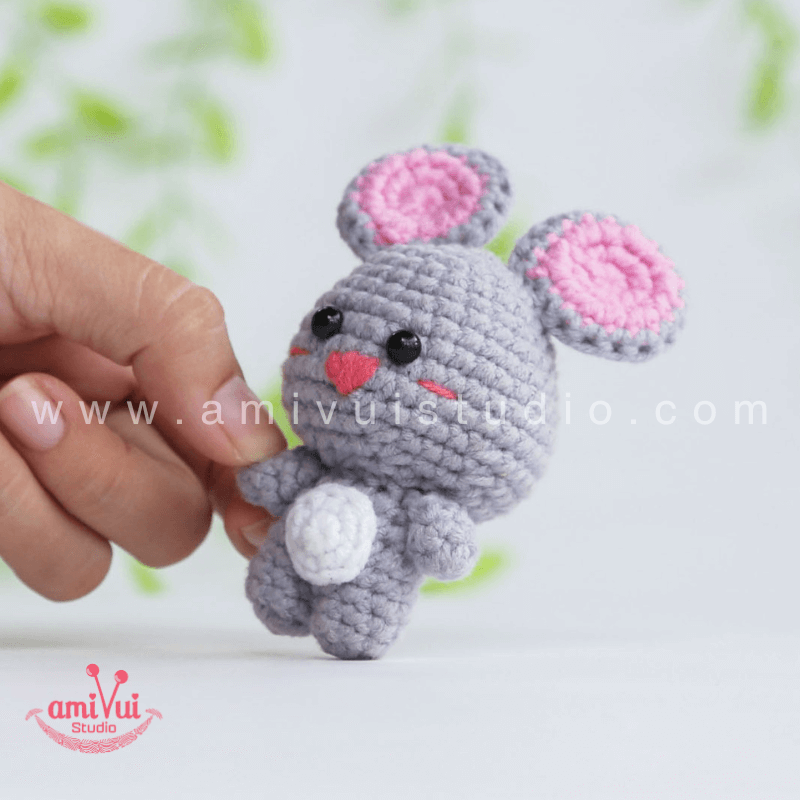 Crochet little mouse keychain - Free Amigurumi Pattern by AmivuiStudio