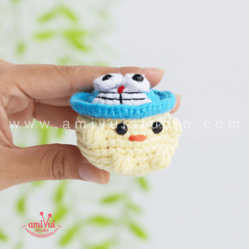 Amigurumi chicken with Doraemon hat free crochet pattern