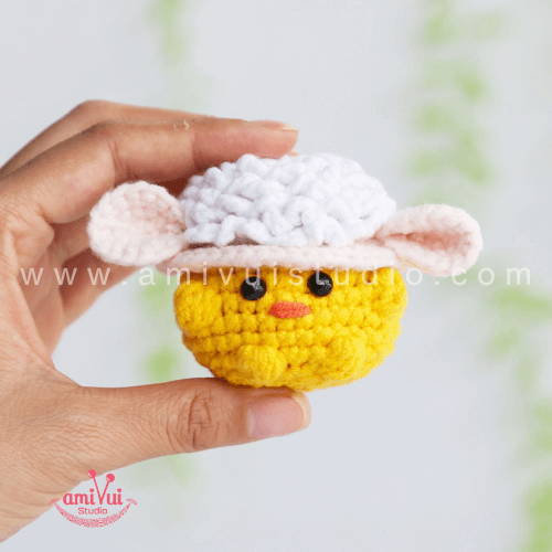 Tiny chick with sheep hat free amigurumi crochet pattern
