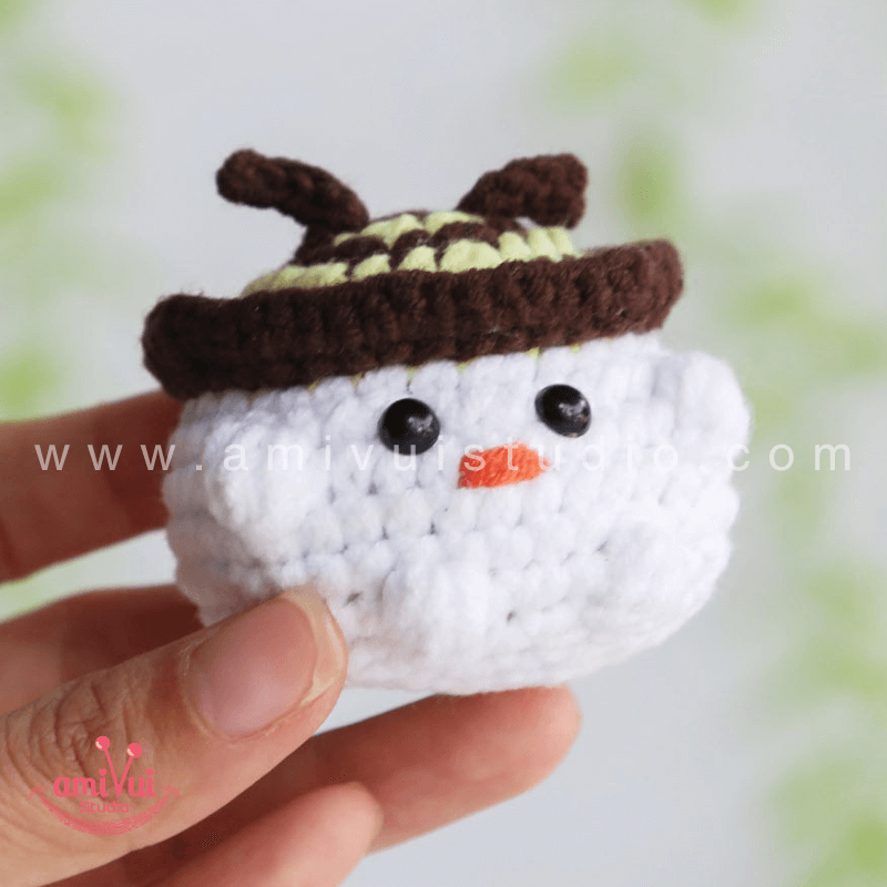 Crochet Tiny Chick with Bee hat keychain - Free Amigurumi Pattern by AmivuiStudio