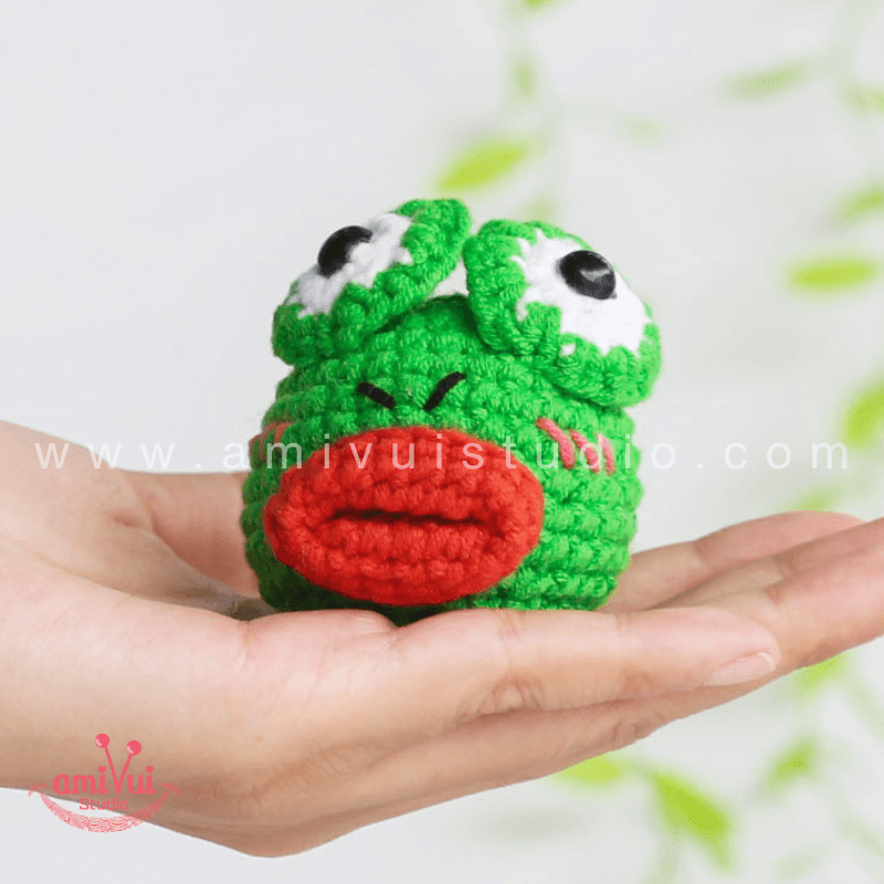 Crochet Thick Lips Frog keychain - Free Amigurumi Pattern by AmivuiStudio