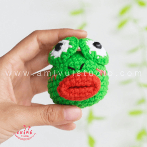 Thick lips frog amigurumi free crochet pattern