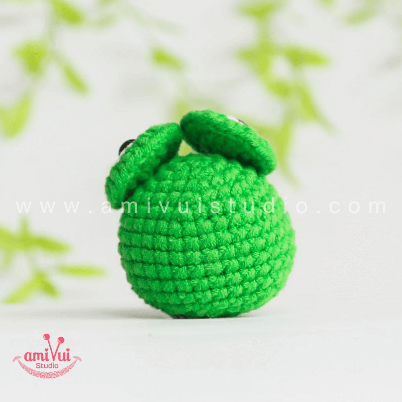 Crochet Thick Lips Frog keychain - Free Amigurumi Pattern by AmivuiStudio