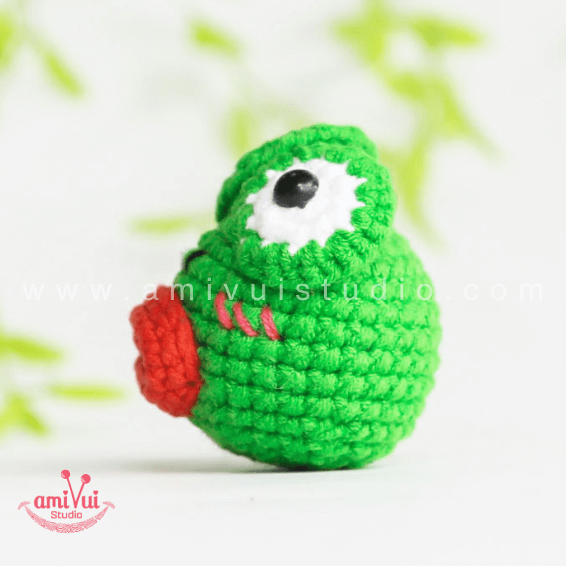 Crochet Thick Lips Frog keychain - Free Amigurumi Pattern by AmivuiStudio