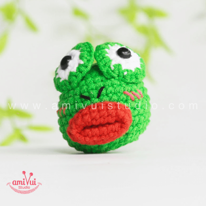 Crochet Thick Lips Frog keychain - Free Amigurumi Pattern by AmivuiStudio