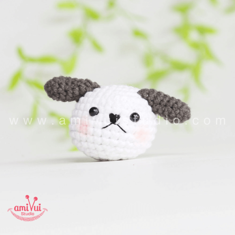 Crochet Dog keychain - Free Amigurumi Pattern by AmivuiStudio